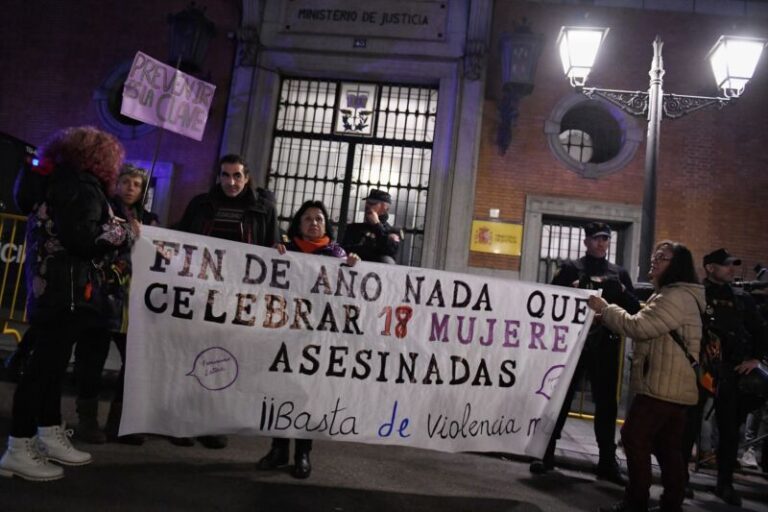 Centenar de mujeres protestan contra los crímenes machistas frente al Ministerio de Justicia