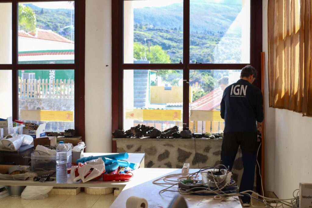 El IGN cierra su base en la plaza de Tajuya tras un año del fin de la erupción 