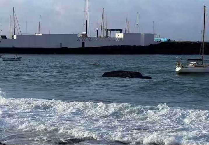 Declaran la situación de prealerta por contaminación tras volcar un velero en Lanzarote