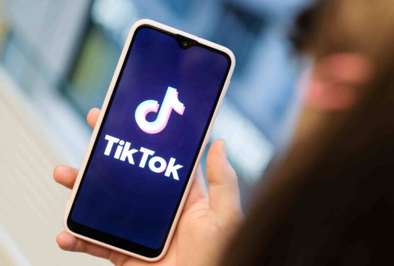 Facua denuncia a TikTok por vender un GPS para “cazar mujeres infieles”