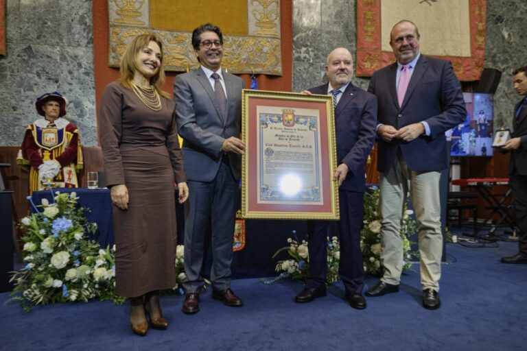 El Cabildo de Tenerife destaca con la Medalla de Oro de Tenerife al Club Deportivo Tenerife