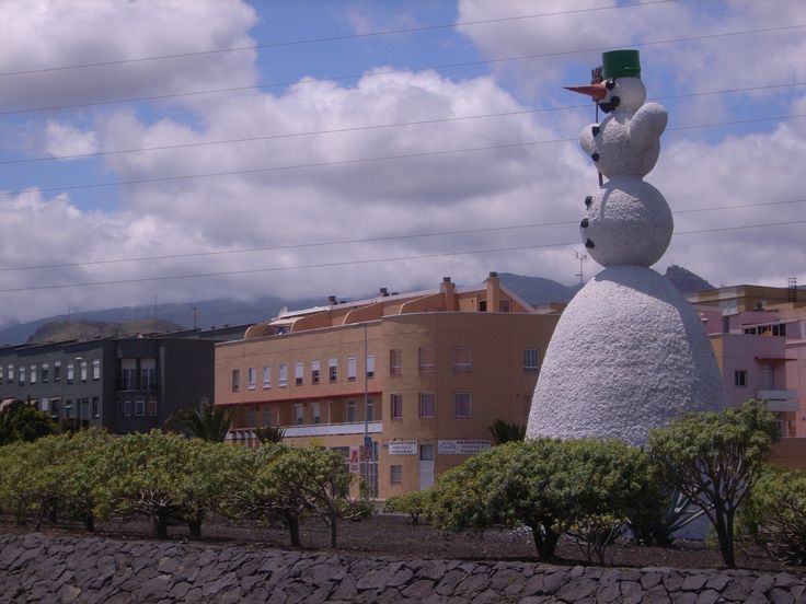 La estatua "más fea" del país, el Muñeco de Nieve de Tenerife, busca aprecio
