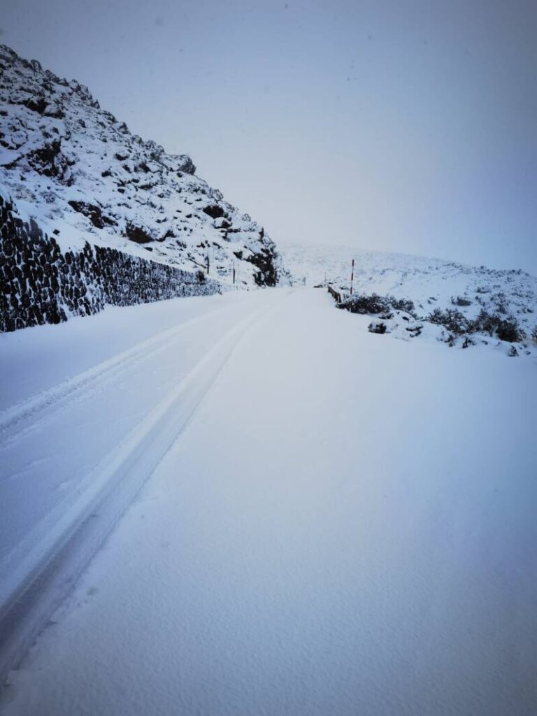 Los bomberos rescatan a excursionistas atrapados por el hielo en el Teide, Tenerife
