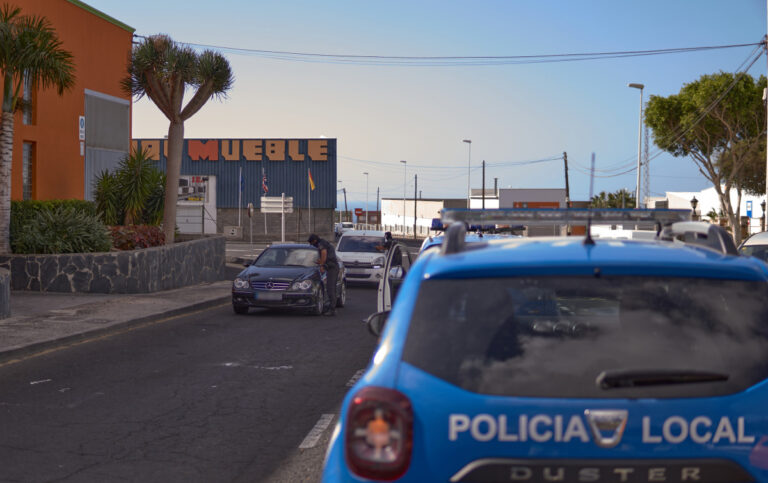 Piden colaboración para localizar al conductor que atropelló a dos mujeres y huyó