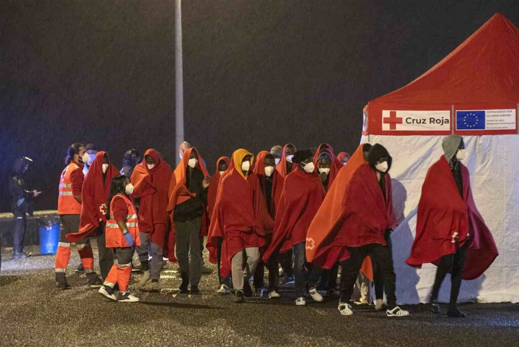 74 personas rescatadas de una neumática en Lanzarote