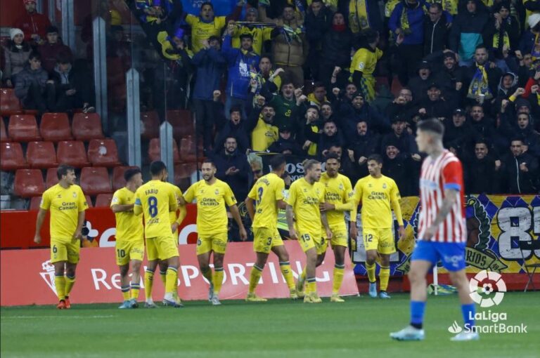 0-1. La UD Las Palmas gana al Sporting gracias a un gol en propia de Izquierdoz