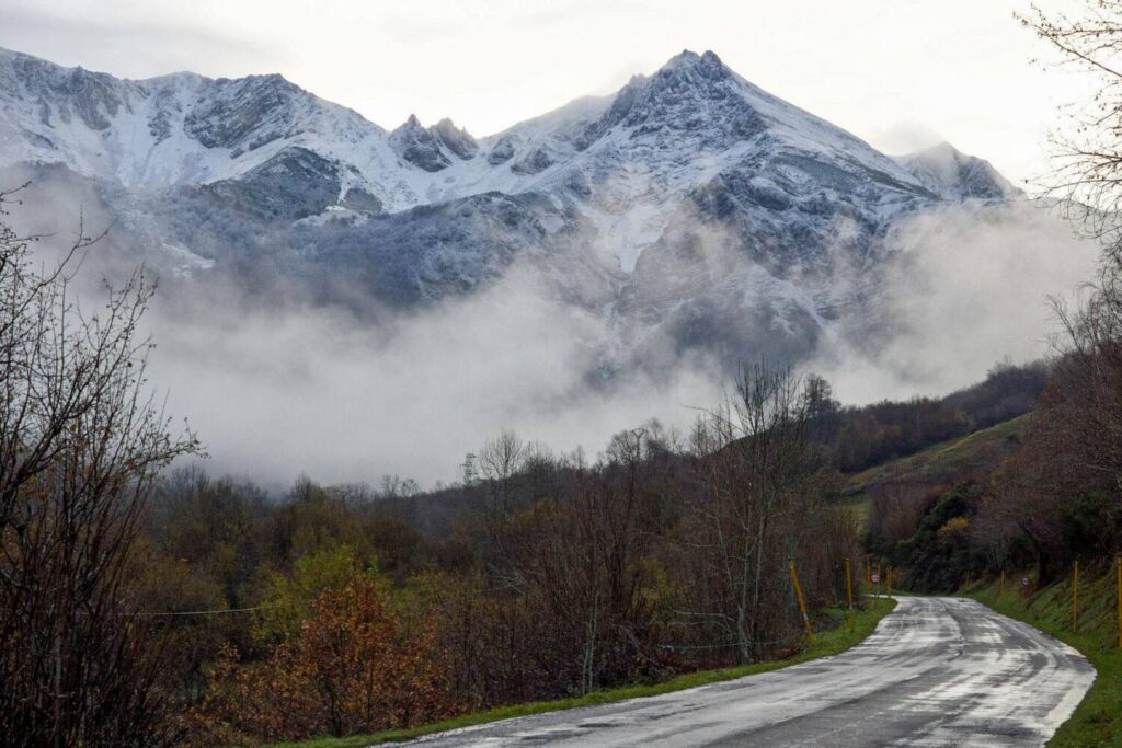 Media España continúa en alerta por viento, fuerte oleaje o por lluvias