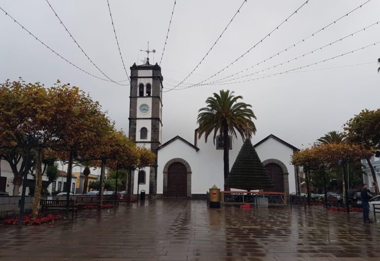 Viernes de paraguas y abrigos. Diciembre trae el otoño a las islas
