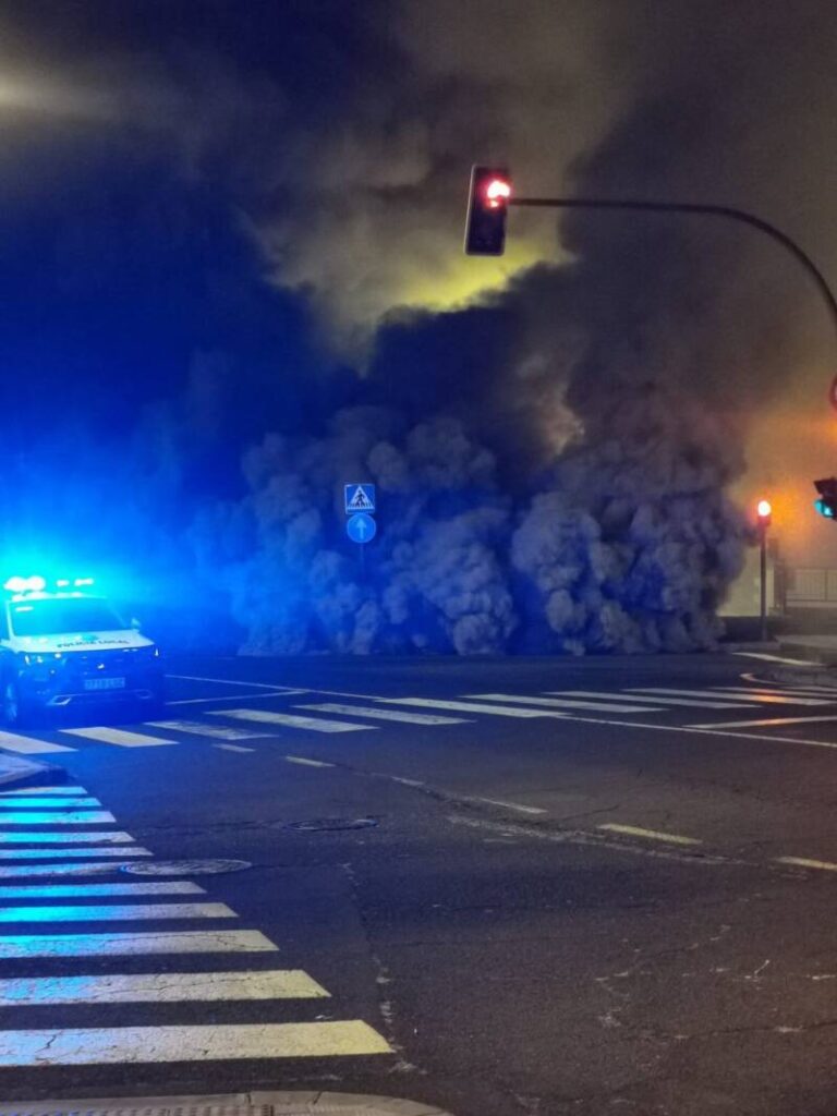 Un incendio en La Laguna provoca una nube densa de humo tóxico