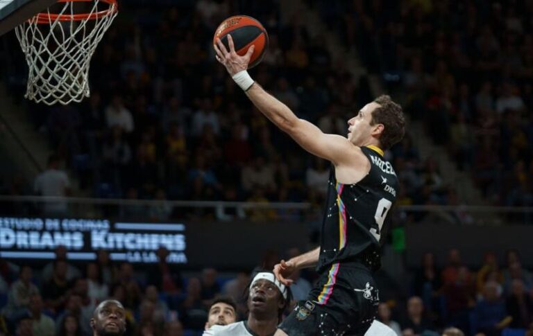 98-66. El Lenovo Tenerife despide el año con fiesta en el Santiago Martín