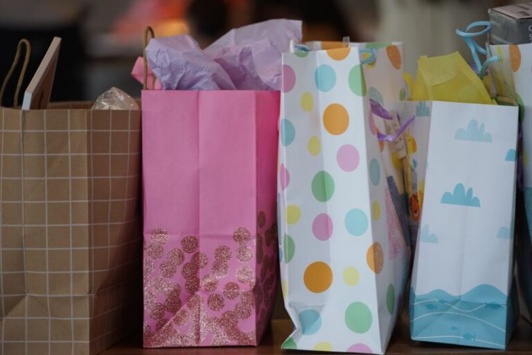 Los españoles reducen el gasto en regalos de Navidad pero eligen mejor