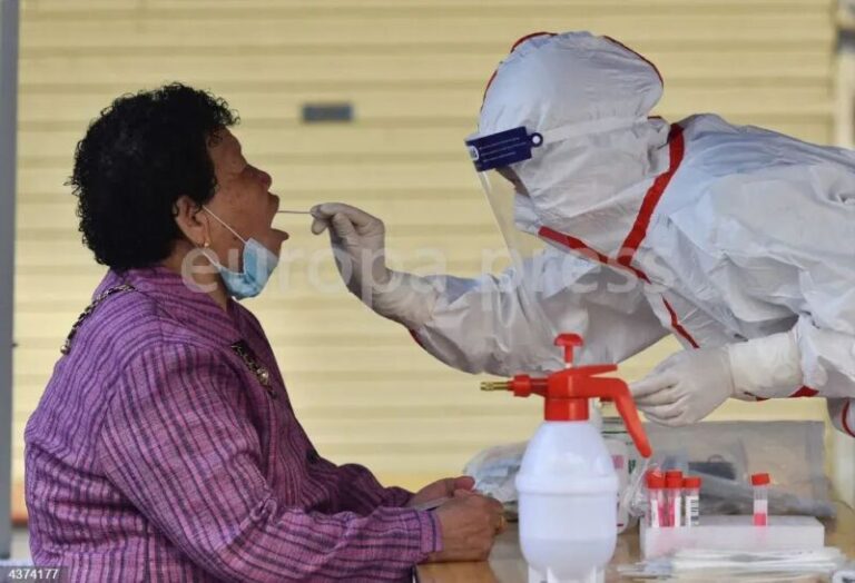 El caos de la pandemia en China deriva en nuevos controles para los viajeros, principalmente en Asia