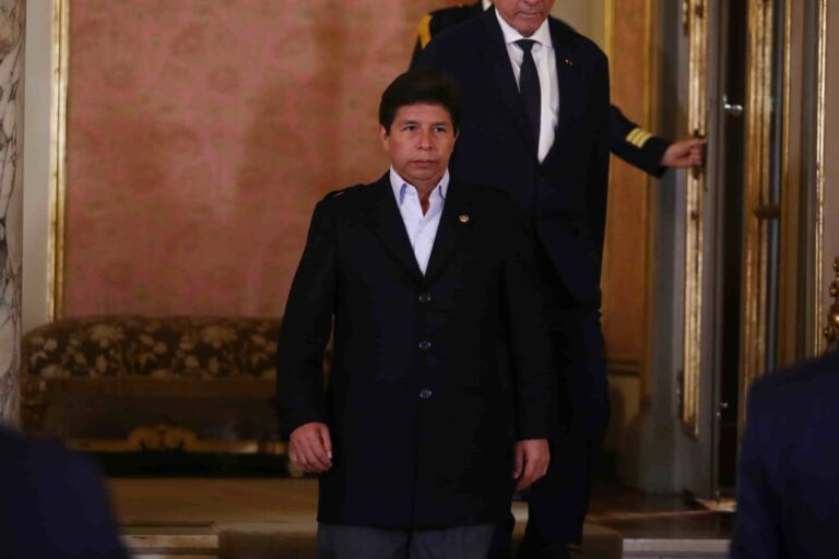 Castillo reitera su solicitud de asilo ante el embajador de México en Perú