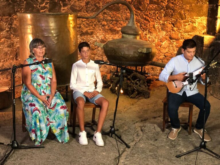 ‘Con el timple a cuestas’ saborea los vinos canarios