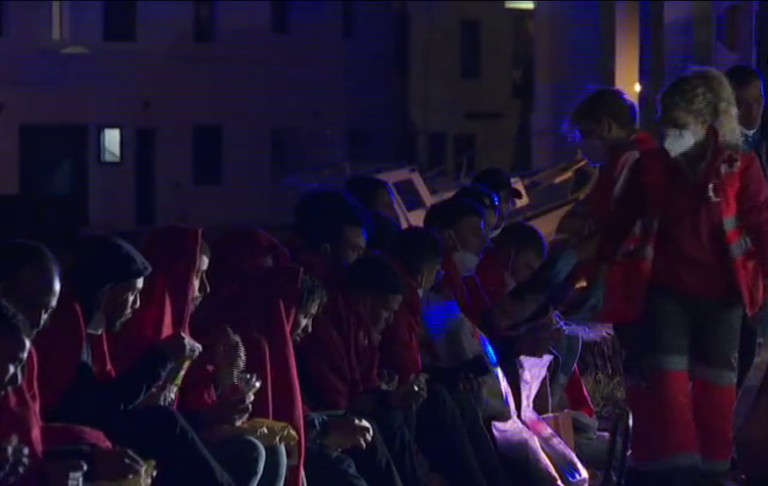 Rescatan a 103 personas a bordo de dos neumáticas en Lanzarote