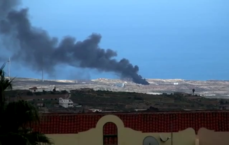 Controlado un incendio en el exterior de la planta insular de residuos de Tenerife