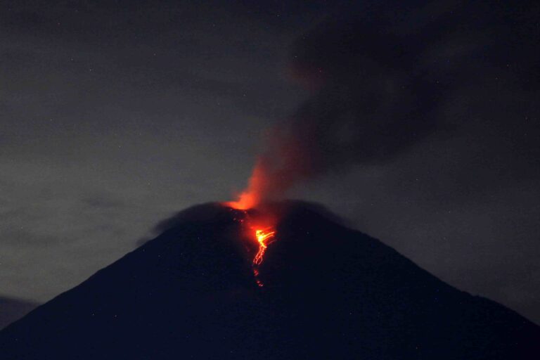 Indonesia aumenta la alerta por la erupción del volcán Monte Semeru