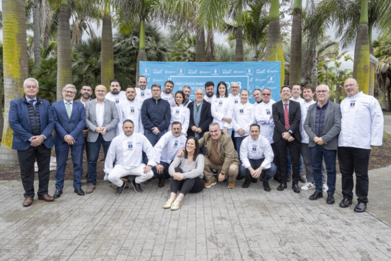 El Cabildo de Gran Canaria homenajea a los 20 restaurantes incluidos en las guías Michelín y Repsol