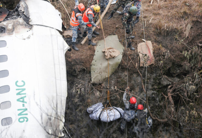 Reanudan el trabajo de búsqueda en el avión de Yeti Airlines sin esperanza de supervivientes