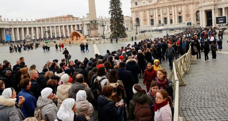 Esperas de hasta tres horas para despedir a Benedicto XVI 