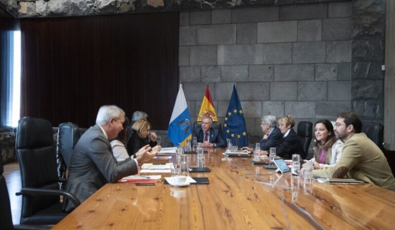 Canarias avala la eliminación de la mascarilla en los transportes como «señal» de vuelta a la normalidad