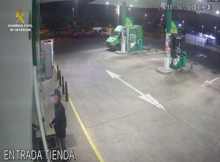 Dos detenidos por robar un vehículo y sustraer una tarjeta bancaria a la que cargaron varias compras