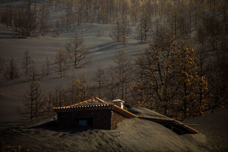 Afectados volcán Casa sepultada por ceniza volcán La Palma