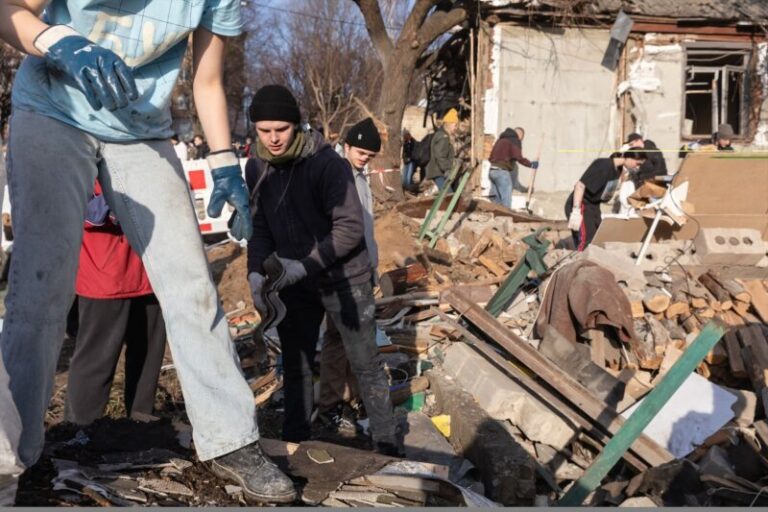 Suben a 35 el número de fallecidos en Dnipro (Ucrania) tras un ataque ruso contra un edificio residencial