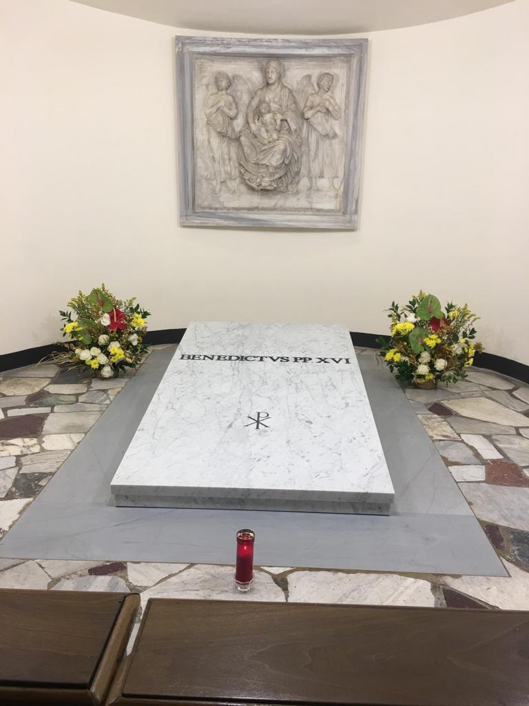 Abre al público la tumba del papa emérito con la única inscripción en latín: Benedictus PP. XVI