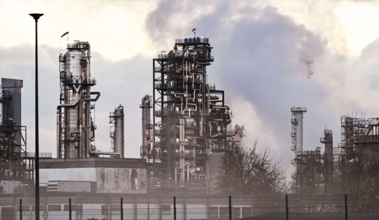 La demanda de petróleo alcanzará en 2023 el récord de 101,7 millones de barriles diarios