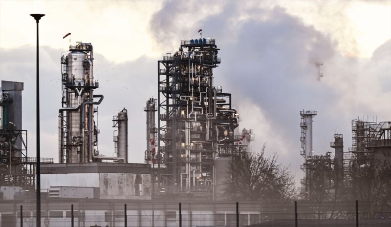 El precio del barril de petróleo alcanza su nivel más bajo en cuatro años 