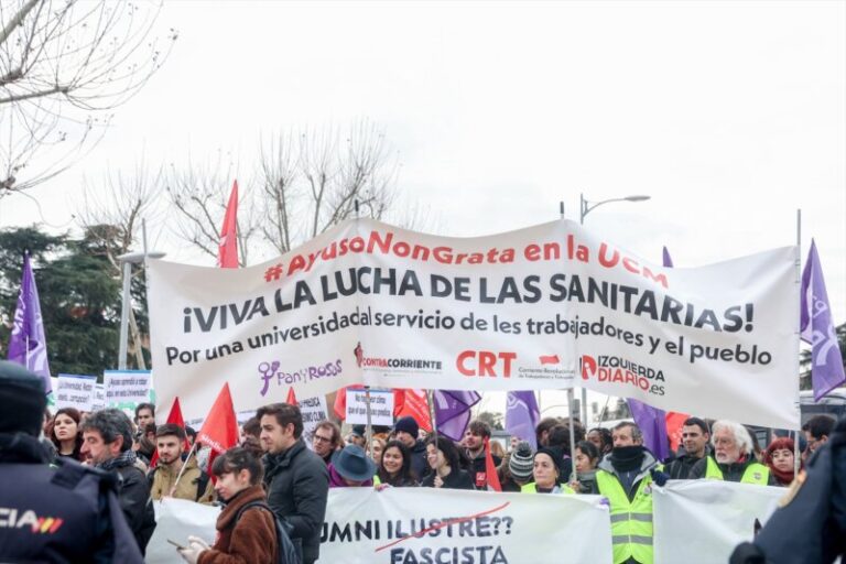 Tensión en el acto de entrega del reconocimiento a Ayuso en la Complutense