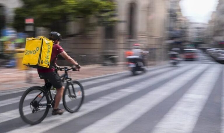 Glovo dejará de emplear repartidores autónomos y hará contratos laborales a sus trabajadores