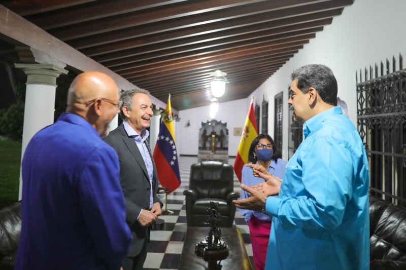 Maduro recibe a Zapatero en Caracas para abordar el inicio del diálogo con la oposición