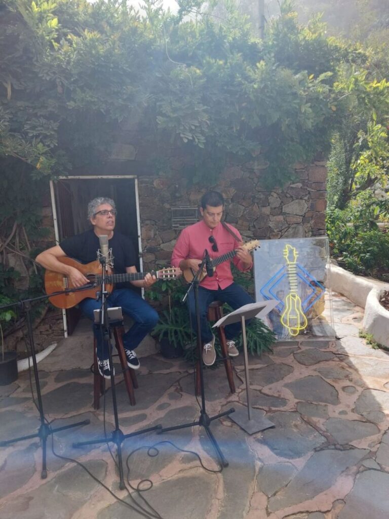 ‘Con el timple a cuestas’ ahonda en la poesía canaria