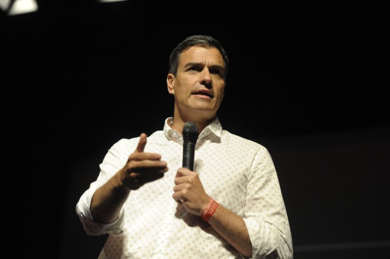 Pedro Sánchez prosigue su viaje por Canarias con un encuentro del PSOE en La Palma
