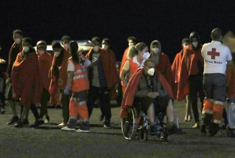 Salvamento auxilia a 81 personas de dos barcazas cerca de Lanzarote