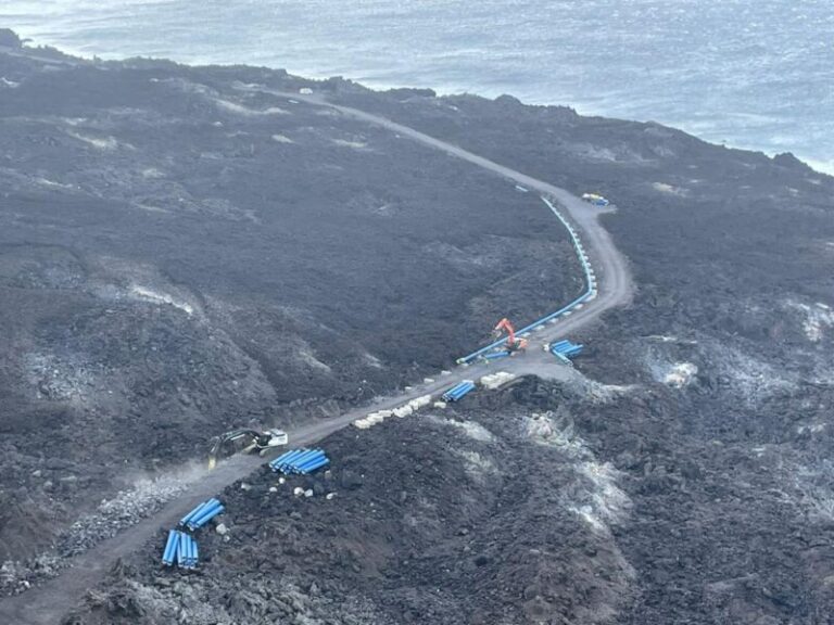 La tubería para llevar agua a Las Hoyas y El Remo, en La Palma, entra en la recta final