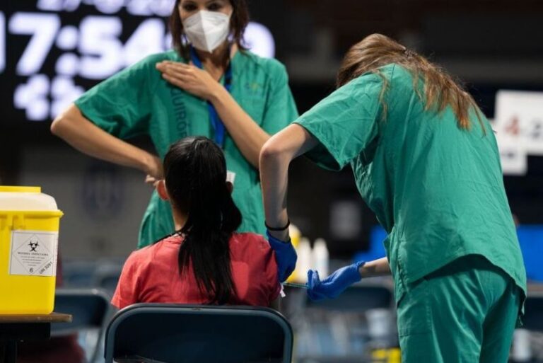 Un 6,5 % de los españoles rechaza vacunarse contra la covid, según un estudio