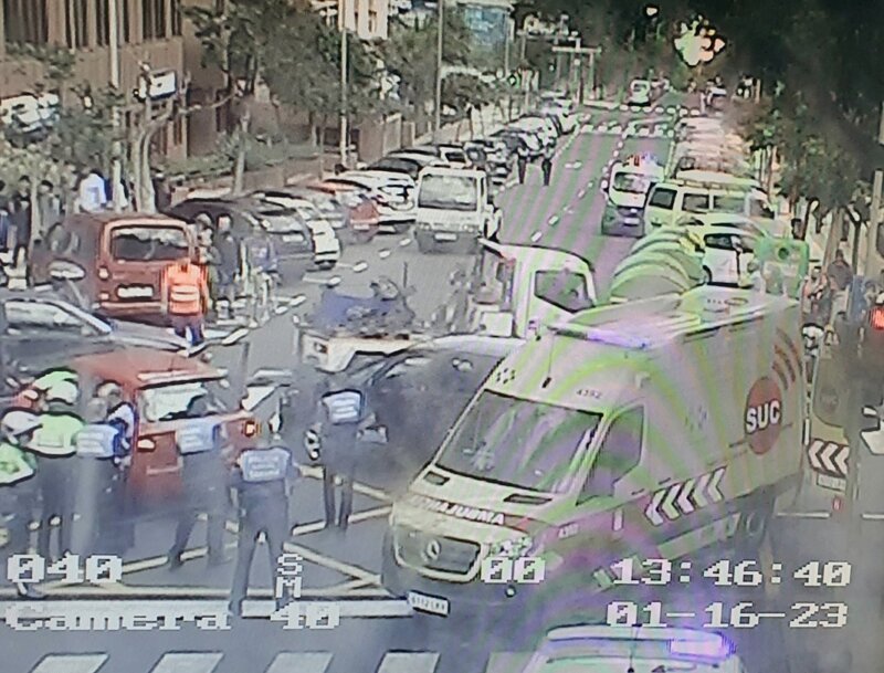 Provocan un accidente de tráfico al huir de la policía