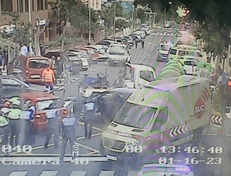 Provocan un accidente de tráfico al huir de la policía