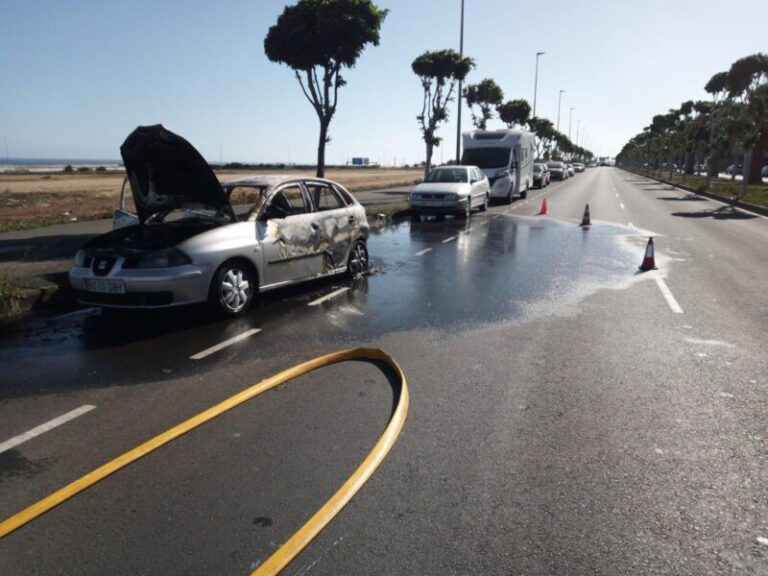 Un coche prende fuego y sorprende a dos personas en su interior