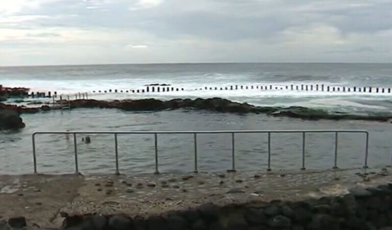 Varios pescadores y un buceador rescatan a un hombre del mar en Agaete