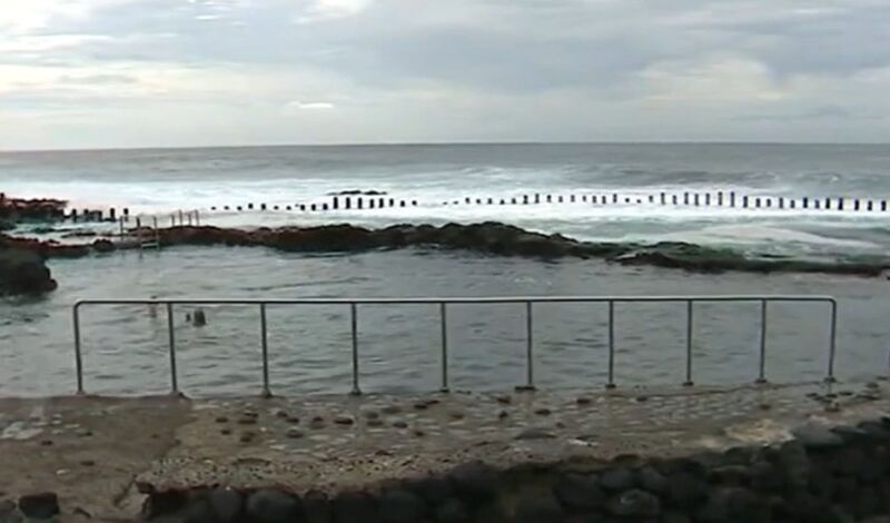 Varios pescadores y un buceador rescatan a un hombre del mar en Agaete