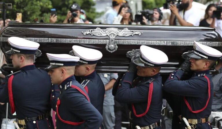 Miles de personas acuden al entierro de Pelé