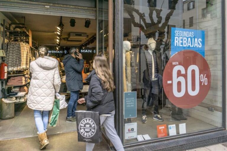 Canarias inicia la campaña de rebajas marcada por un menor gasto