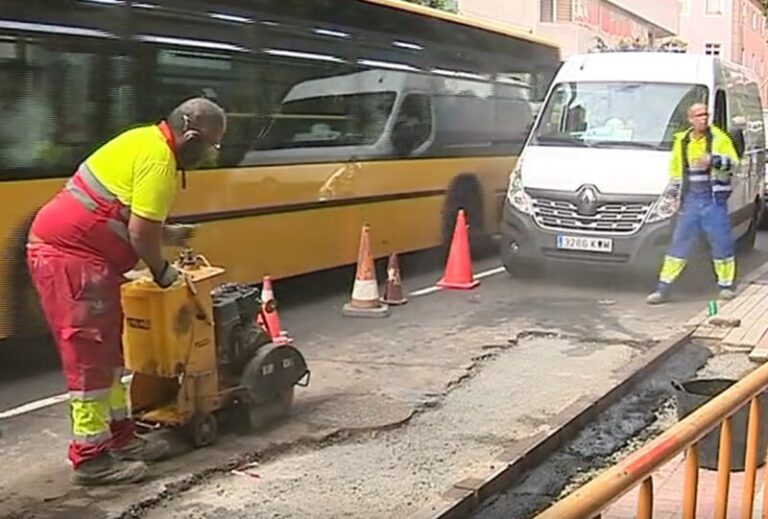 Un socavón provoca importantes retenciones en Las Palmas de Gran Canaria