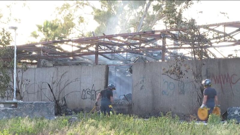 Un incendio calcina un antiguo local de ocio en Ten-Bel, Tenerife