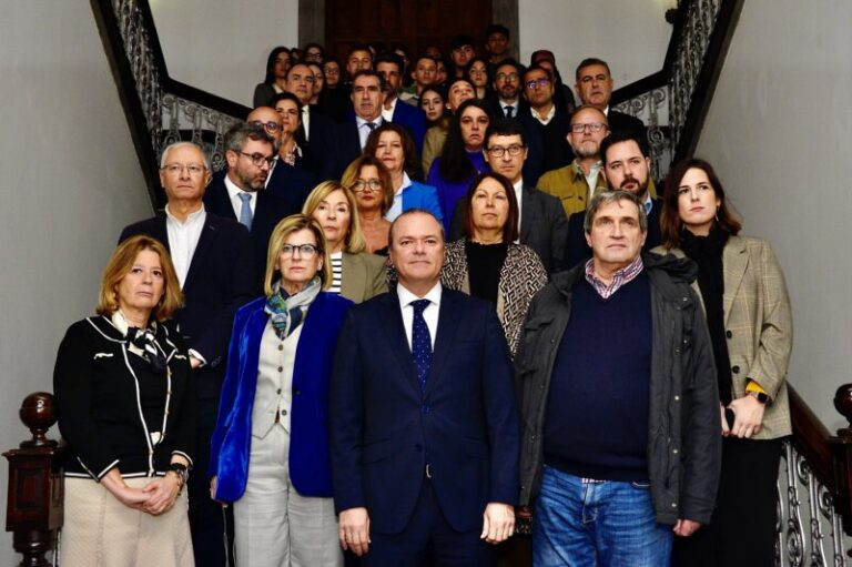 Las instituciones canarias guardan cinco minutos de silencio en el aniversario de la guerra en Ucrania