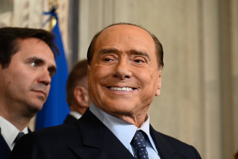 Berlusconi, absuelto de los cargos de corrupción de testigos en relación a sus fiestas